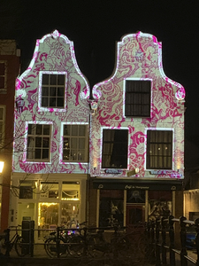 909498 Afbeelding van een lichtprojectie op de voorgevels van de panden Oudegracht 323 en 325 te Utrecht, in het kader ...